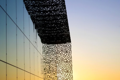 Detail der Fassade des Mucem in Marseille im Abendlicht