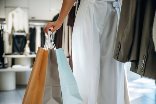 Sacs à provisions dans la main d'une femme