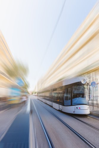 Tranvía en una ciudad, fondo borroso